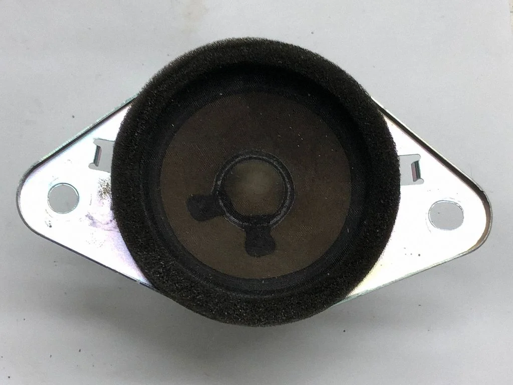 Skaļrunis panelī – Subaru Outback (2009-2014)