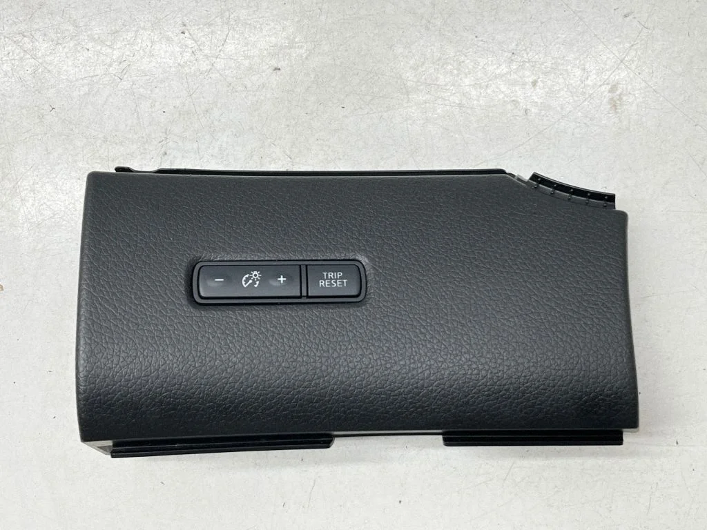 Muu armatuurlaua osa 684103ZL0A