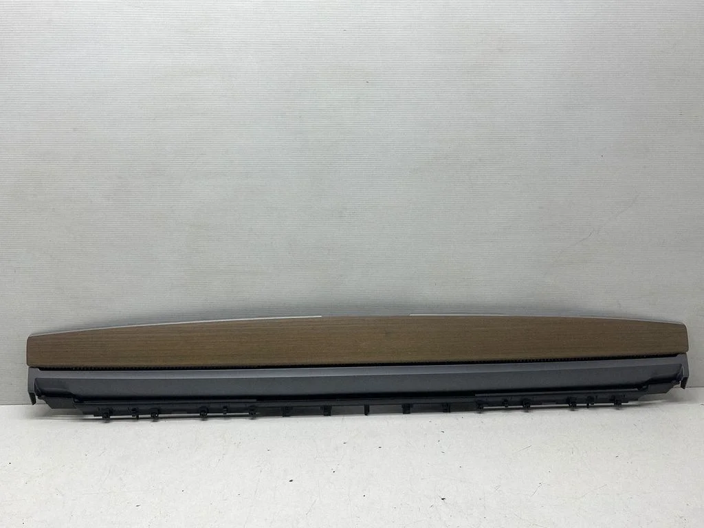 Cita paneļa detaļa – Tesla Model Y (2020-)