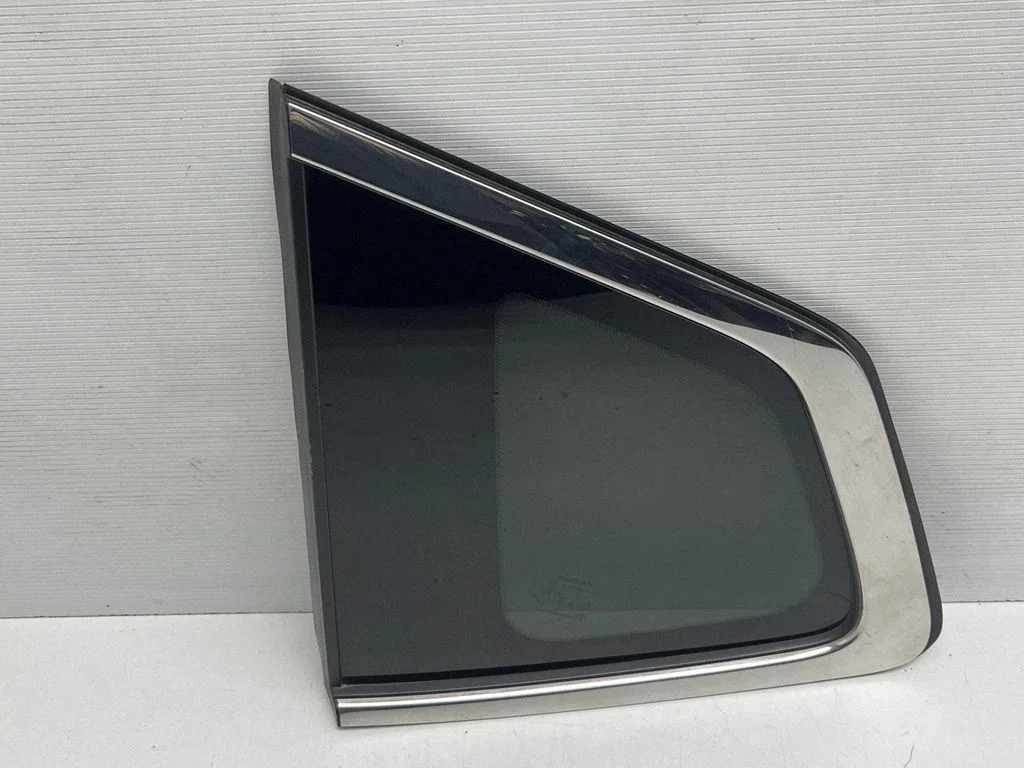 Rear side window 833014CC0A