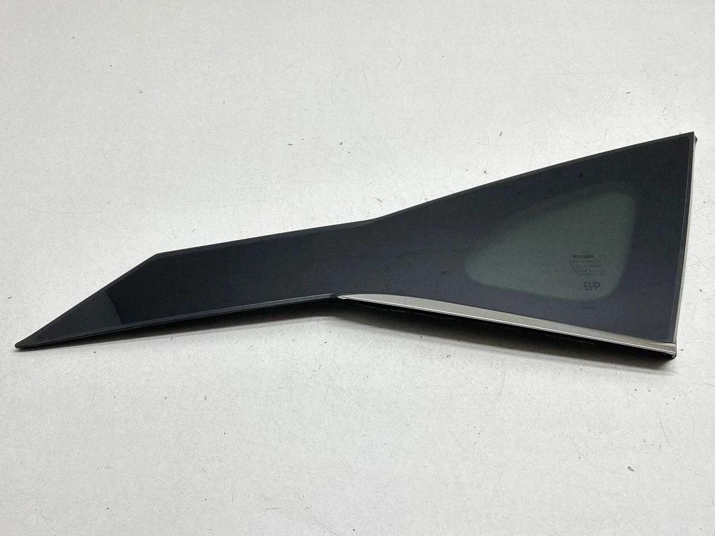 Tagumine kere külgklaas 833006UA1A