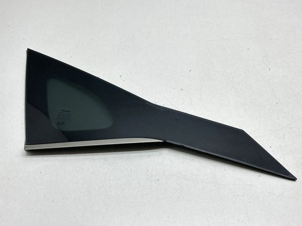 Tagumine kere külgklaas 833016UA1A