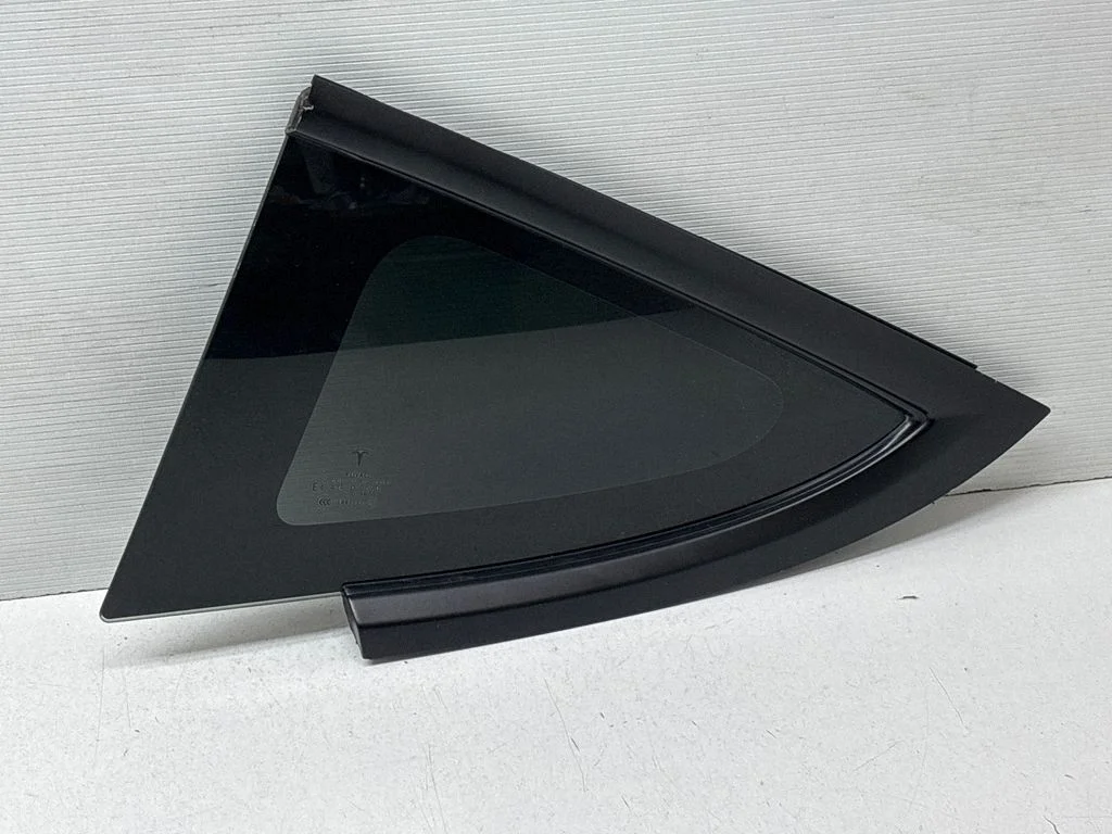 Rear side window E008686