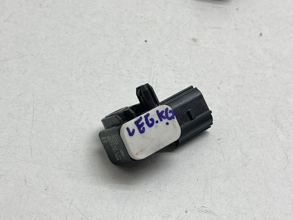 Czujnik zderzeniowy poduszek powietrznych 98237AL00A