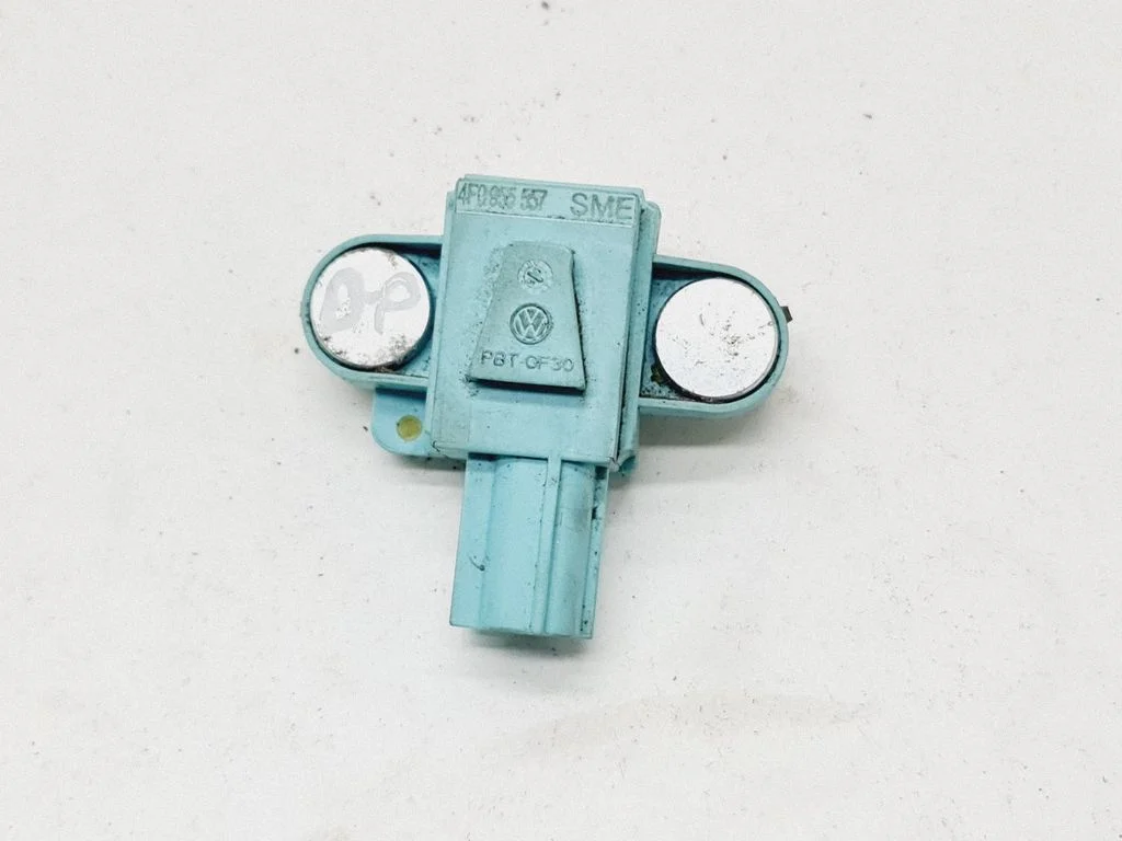 Drošības spilvenu trieciena sensors 4F0955557