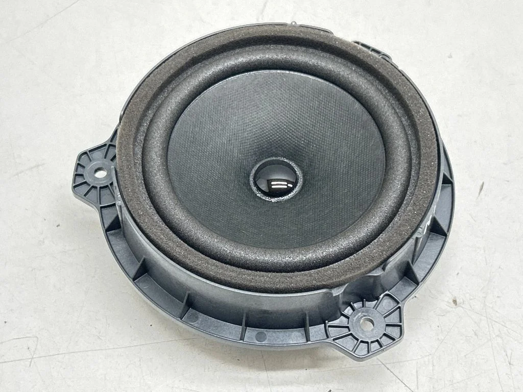 Skaļrunis (-ņi) aizmugurējās durvīs 96340AT100