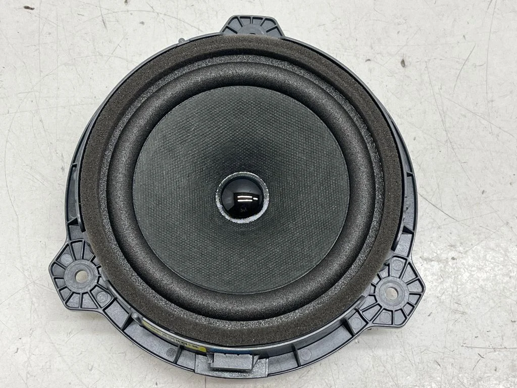 Skaļrunis (-ņi) aizmugurējās durvīs 2135002401B