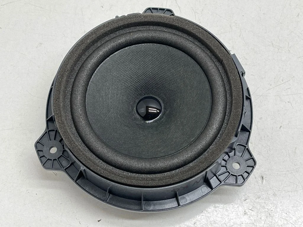 Skaļrunis (-ņi) aizmugurējās durvīs 8935003701A