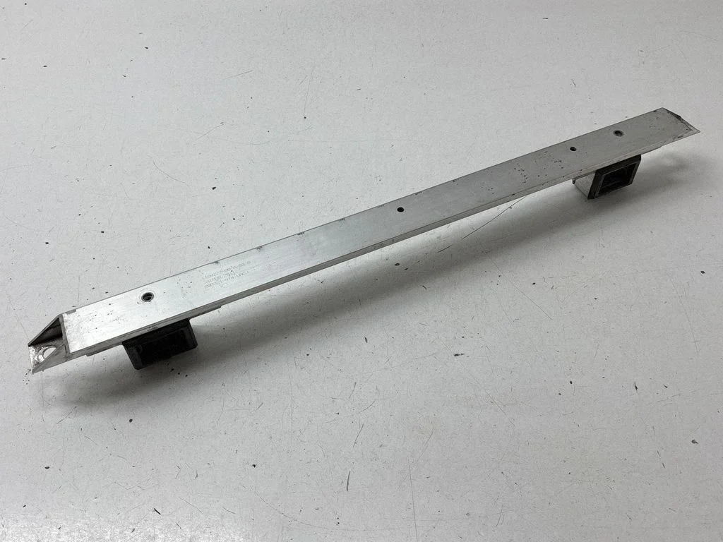 Cita virsbūves daļa – Tesla Model Y (2020-)
