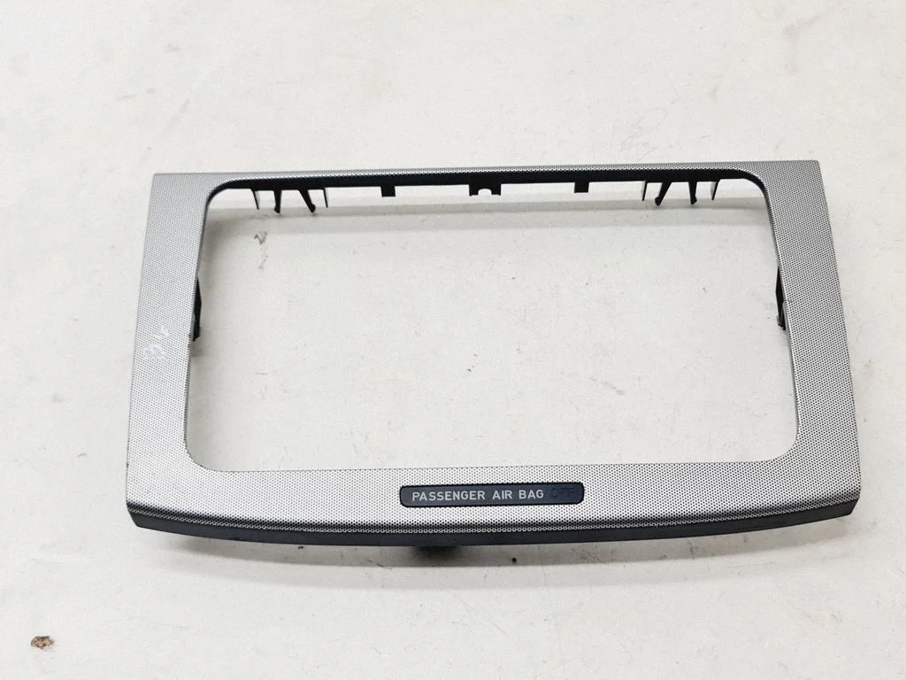 Raadio/navigatsiooni viimistlus – Volkswagen Passat B6 (2005-2010)