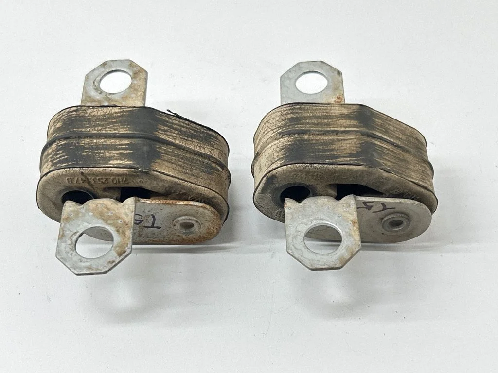 Muffler mount bracket/holder 7H0253144C