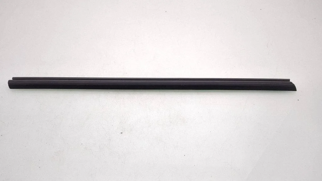 Rubber seal rear door window/glass – front right