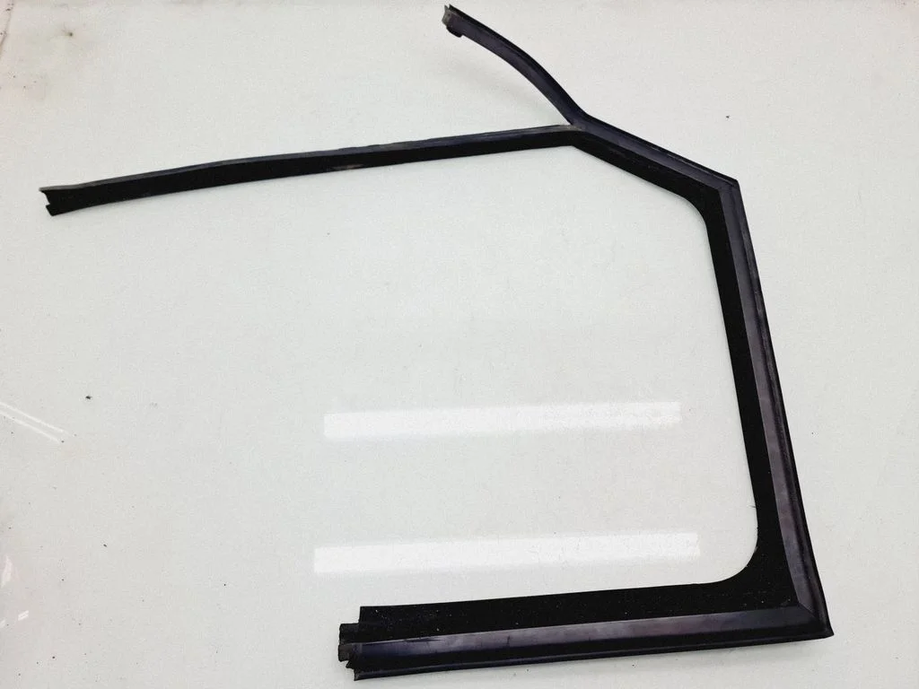 Rubber seal rear door window/glass 469663017