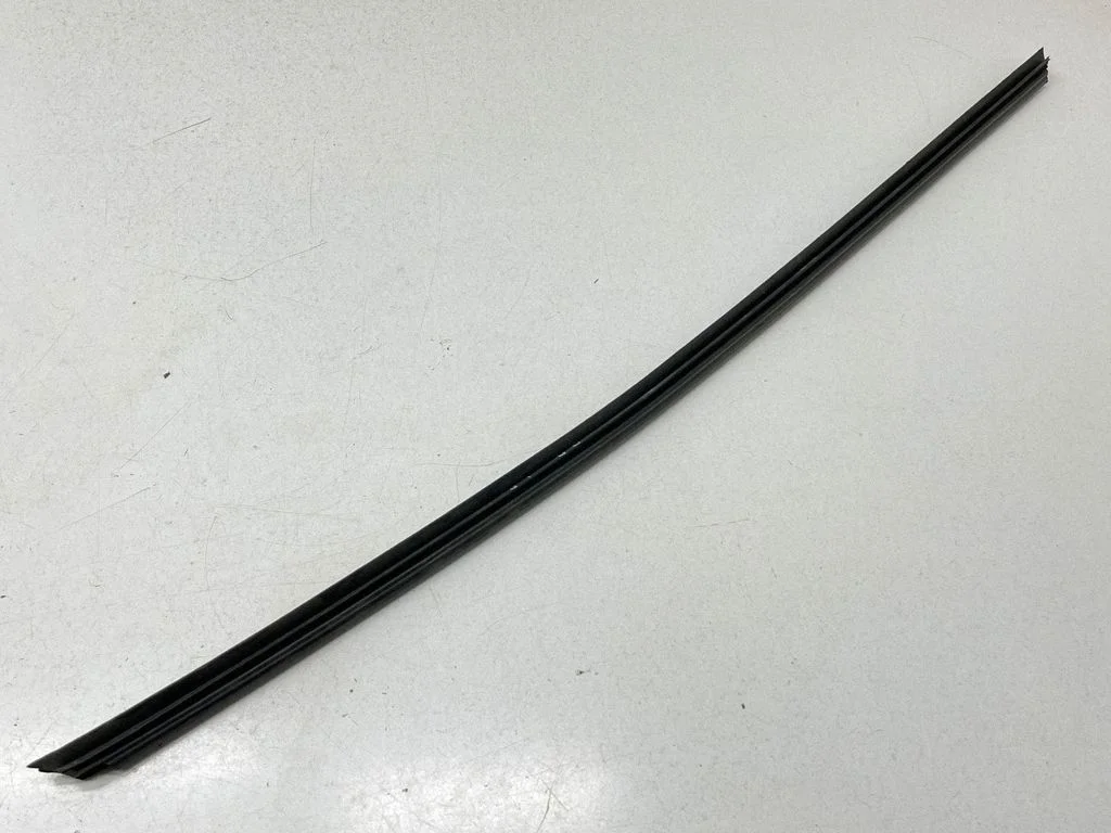 Rubber seal front door (on door) – front right