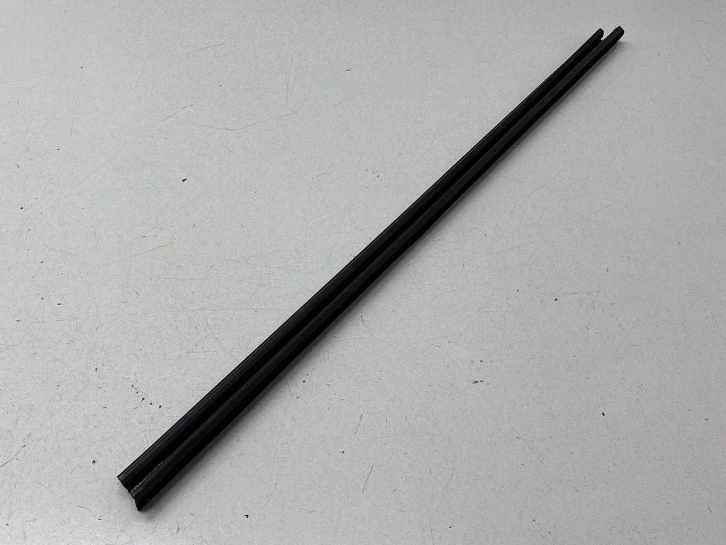 Rubber seal front door window/glass 2K5837472A
