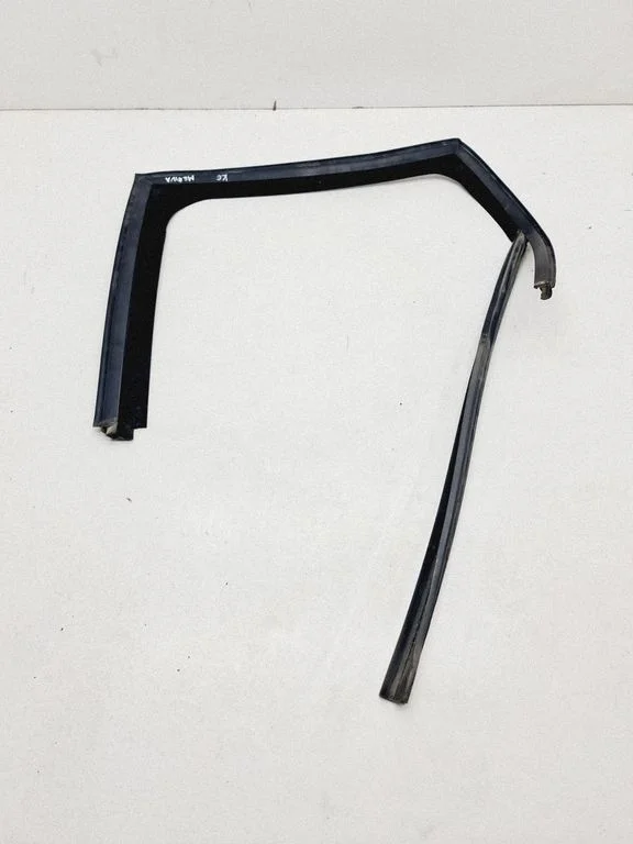 Rubber seal rear door window/glass 13351313
