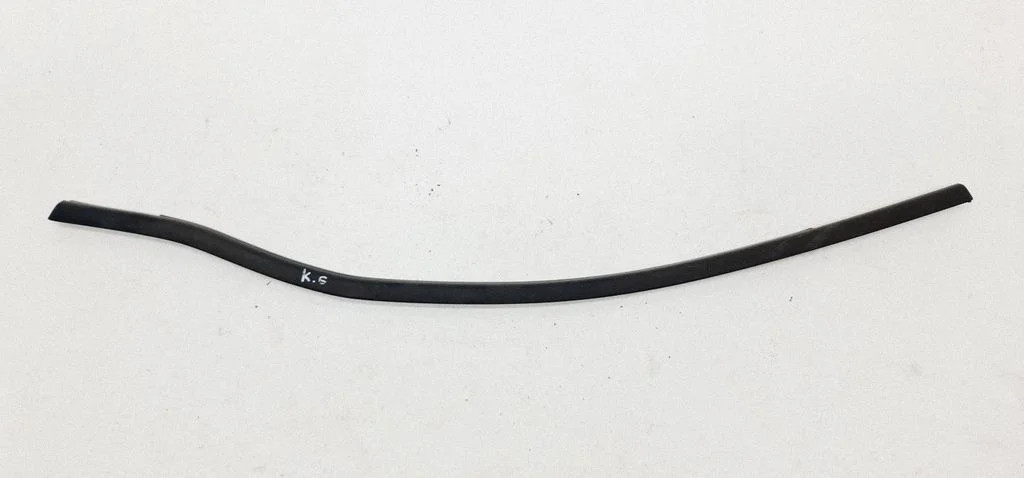 Rubber seal rear door window/glass 13335025