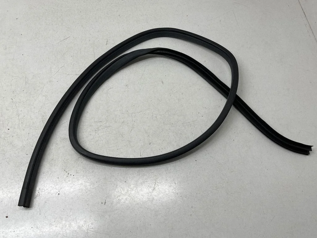 Rubber seal rear door 63572FN10A