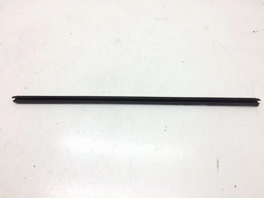 Rubber seal rear door window/glass – rear left