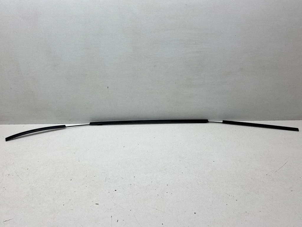 Jumta apdares līste „moldings" – kreisā