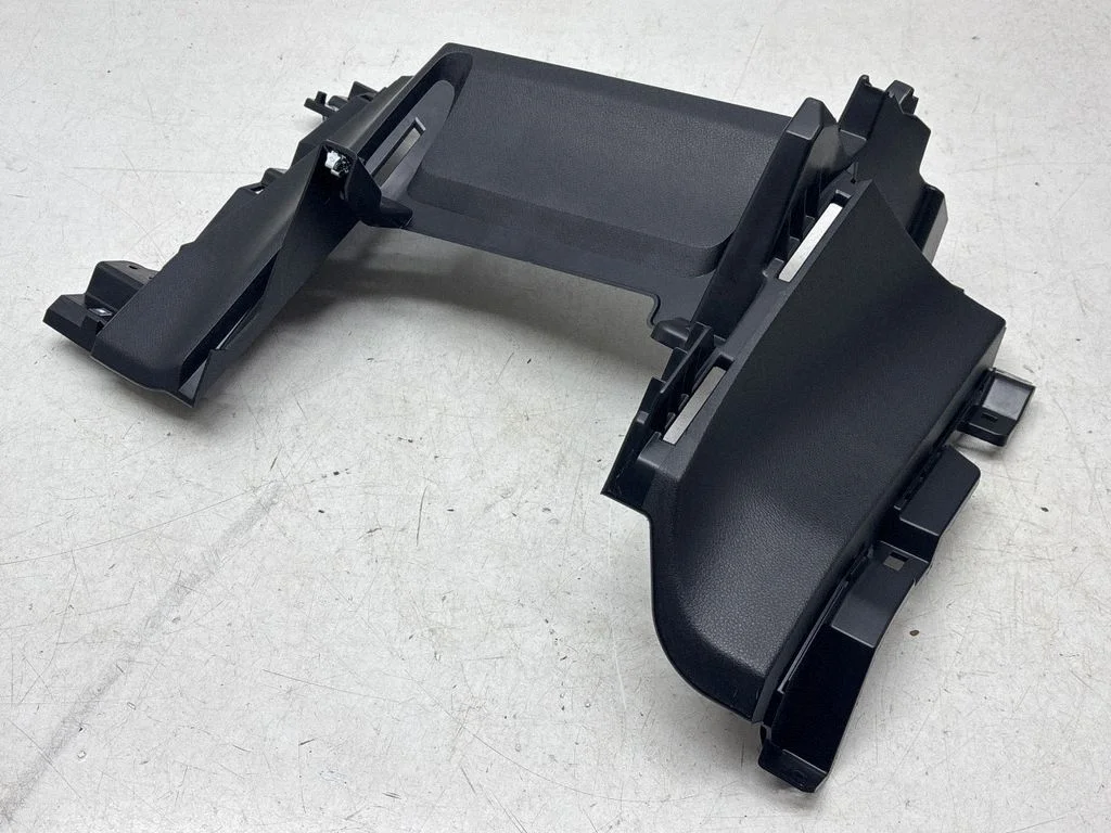 Cita centrālās konsoles (tuneļa) detaļa 84760F1100