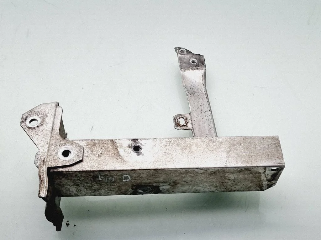 Radiator mount bracket – BMW 5 Series F10 F11 (2009-2016)