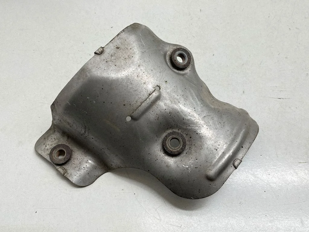 Heat shield in engine bay 1727111021