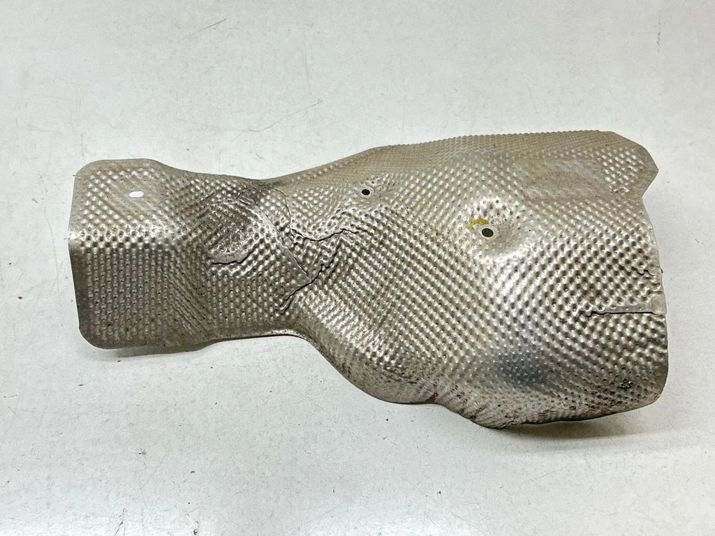 Heat shield in engine bay AO048193