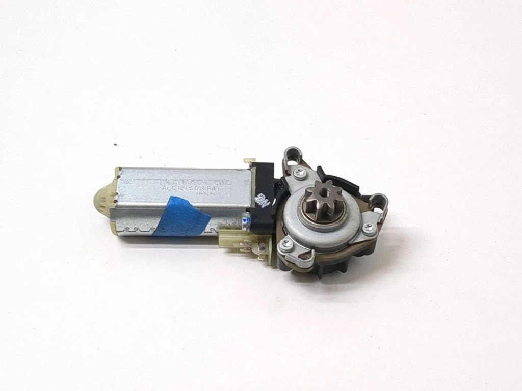 Seat adjustment motor 6004RA3204