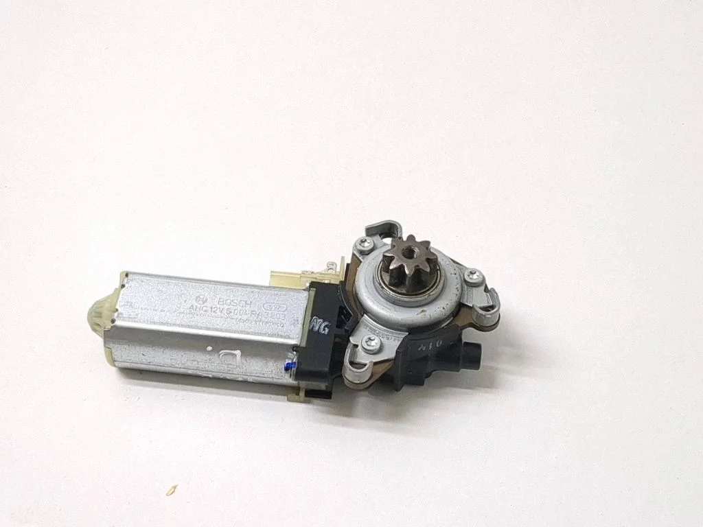 Seat adjustment motor 6004RA3203