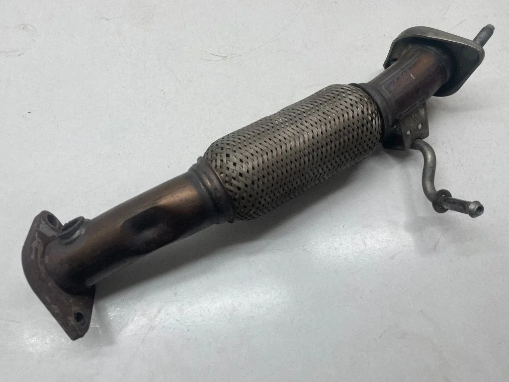 Muffler pipe connector clamp