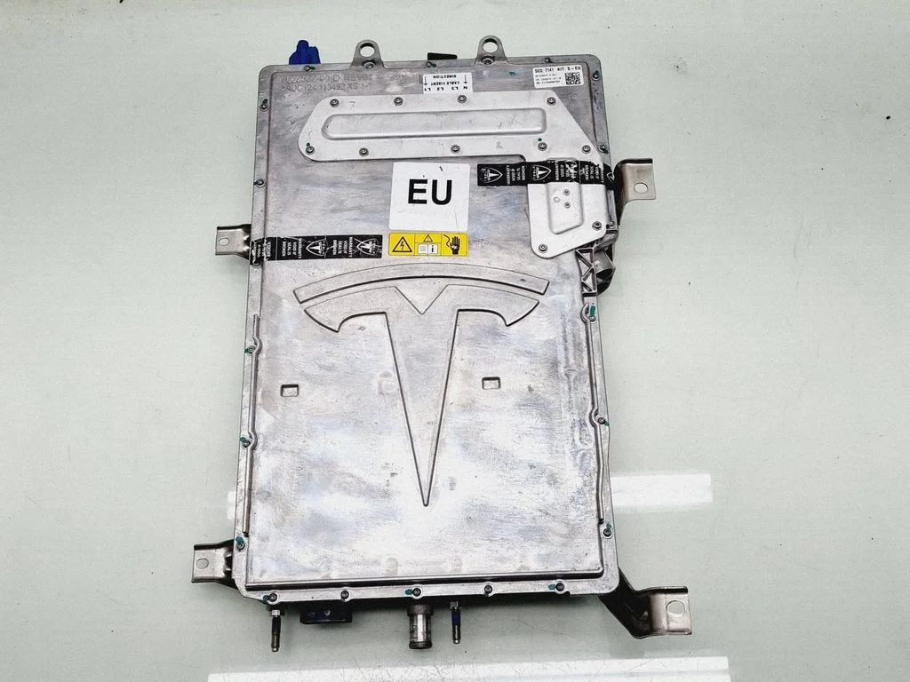 Voltage converter inverter 103825100E