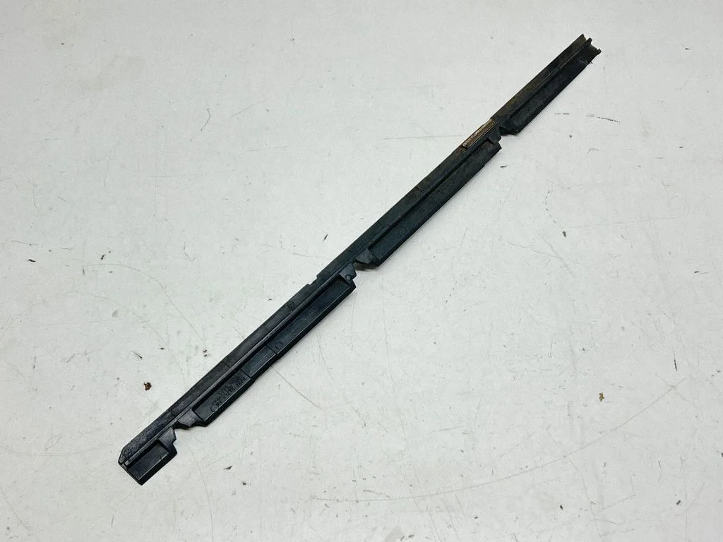Windshield trim BJ3251716AE