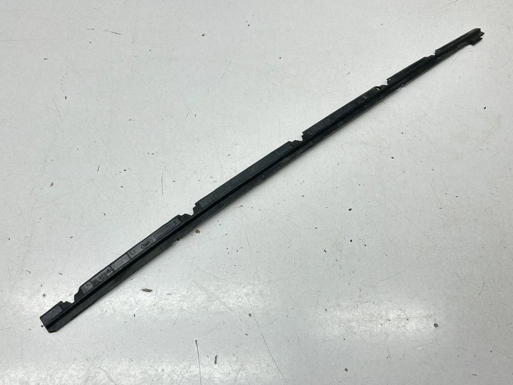 Windshield trim BJ3251717AE