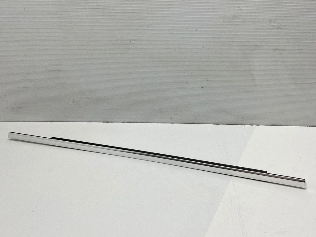 Aizmugurējo durvju stikla apdare 83A839475