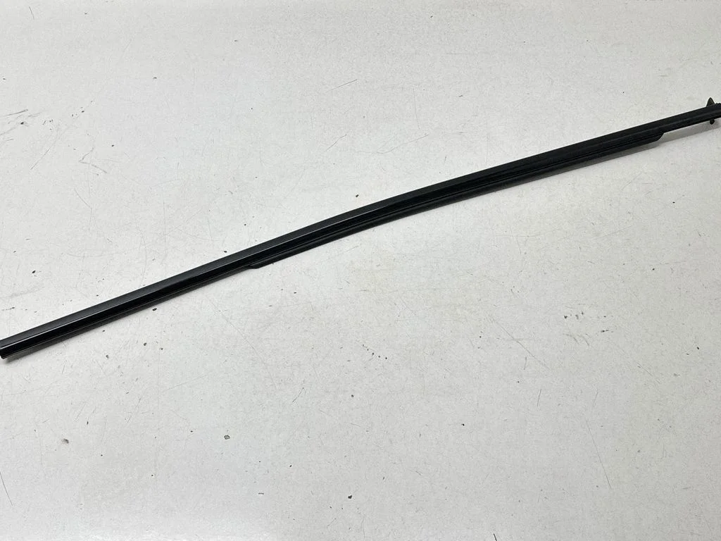 Listwa szyby drzwi tylnych M9C431