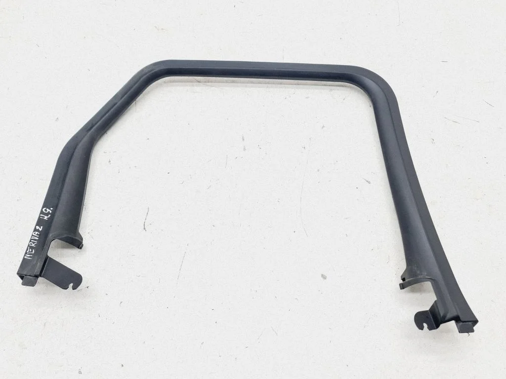 Rear door glass trim molding 13271245