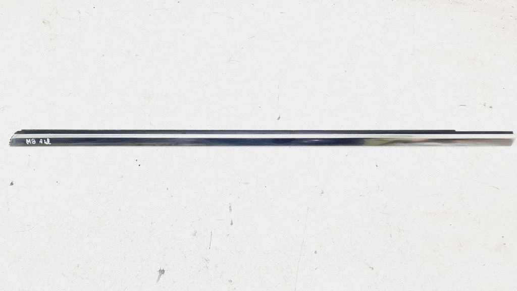 Listwa szyby drzwi przednich A1767250082