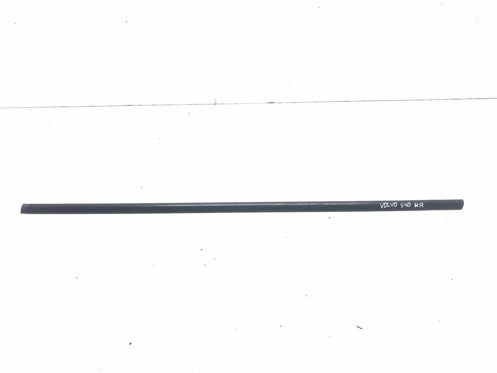 Front door glass trim molding 31297662