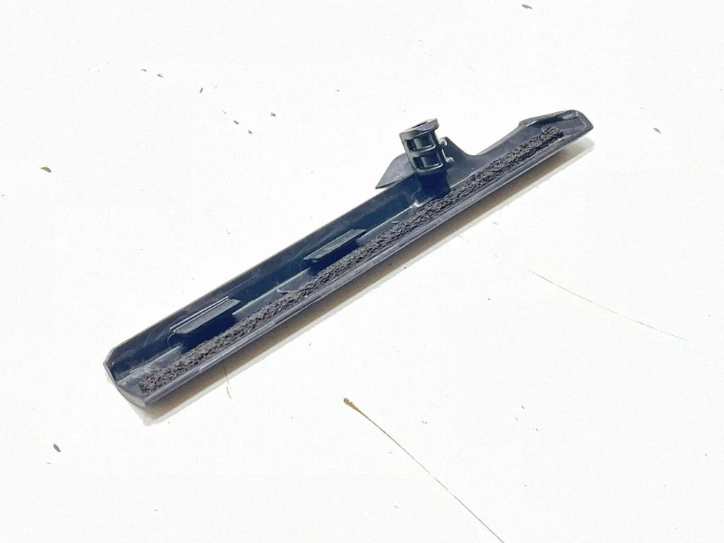 Front door glass trim molding BJ3221447