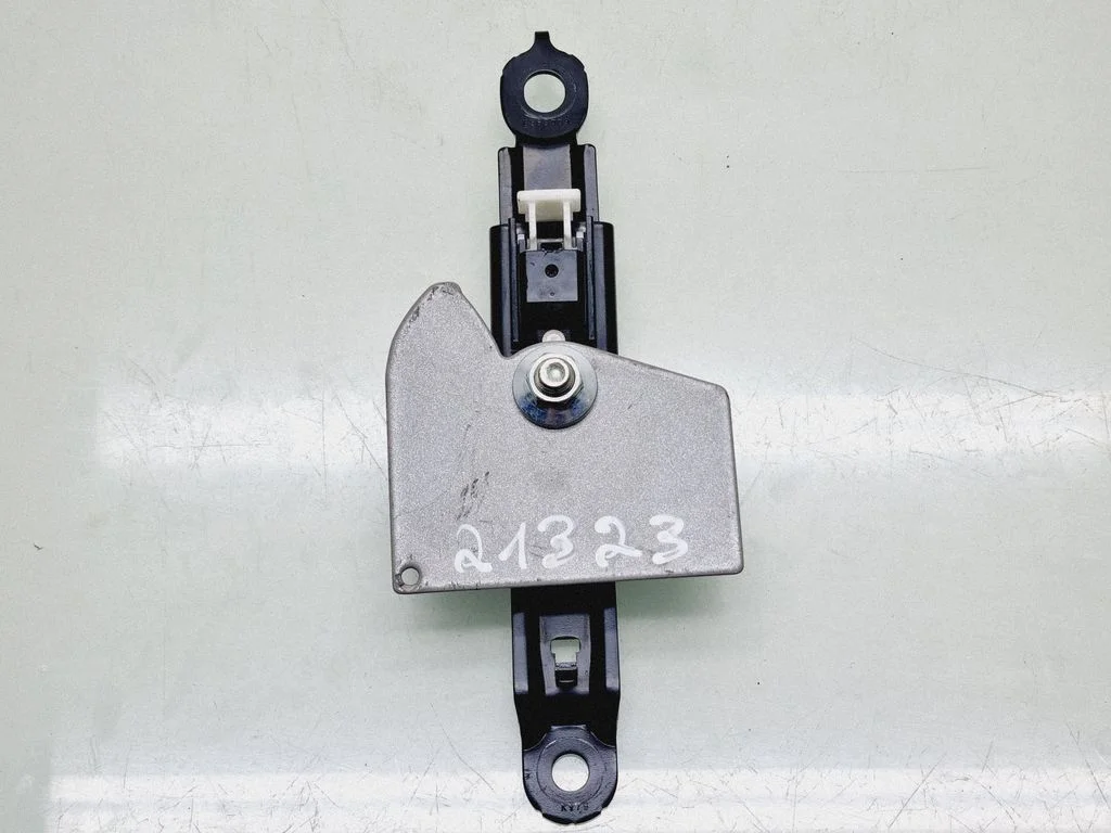 Seat belt adjustment rail – Toyota Land Cruiser (J150) (2009-)