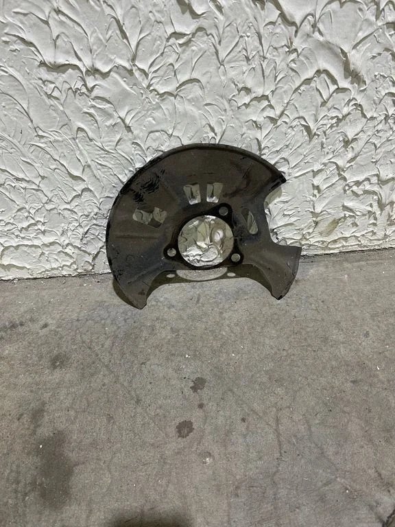 Front brake disc dust cover plate – front right