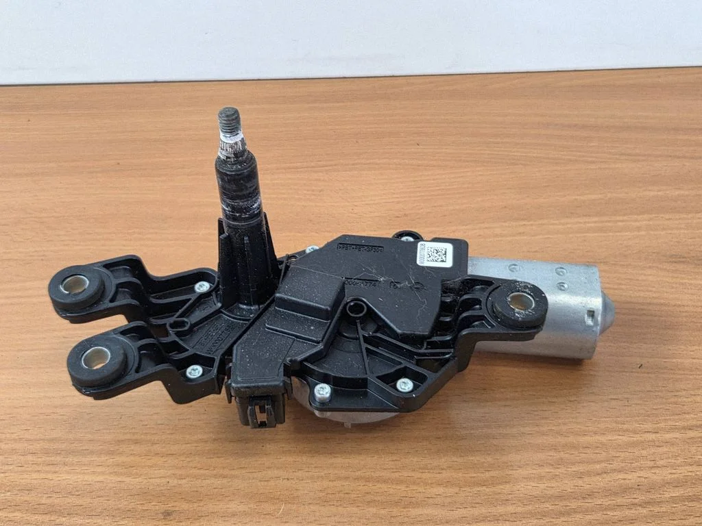 Aizmugurējā stikla tīrītāja motoriņš B479C519