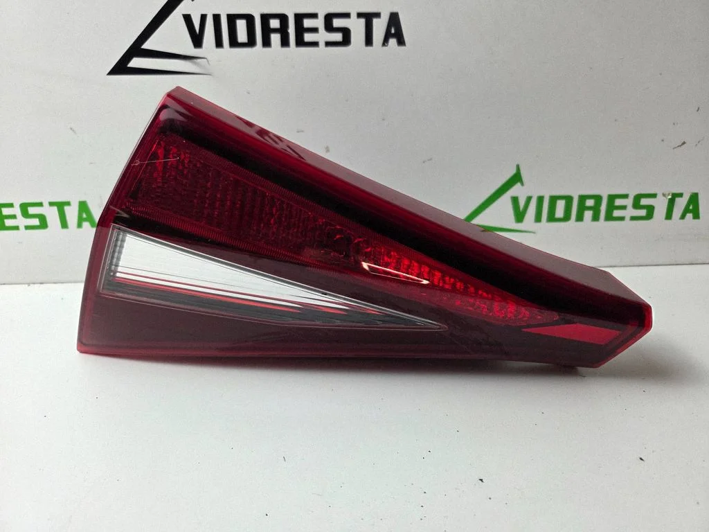 Tailgate rear/tail lights 92404Q0000