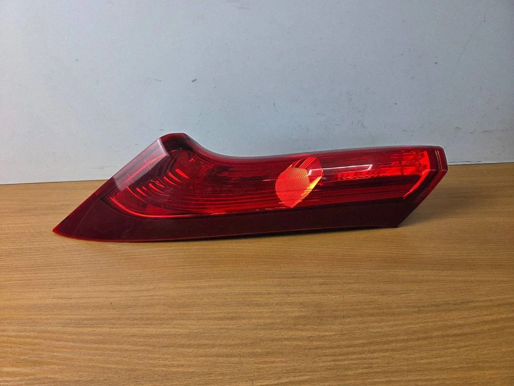 Lampa tylna w błotniku W0706