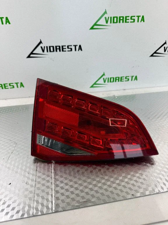 Aizmugurējais lukturis bagāžnieka vākā 8K5945093B