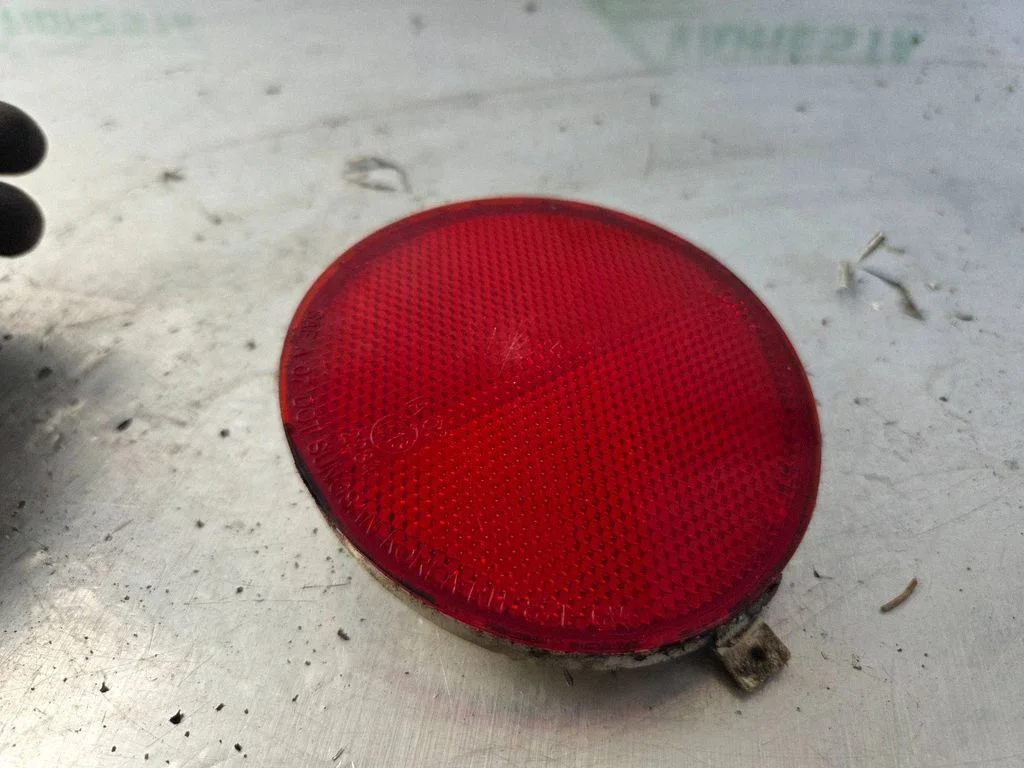 Rear tail light reflector – right