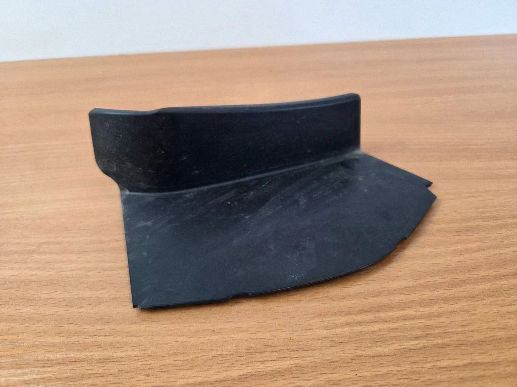 Rear/tail light trim molding 02088077
