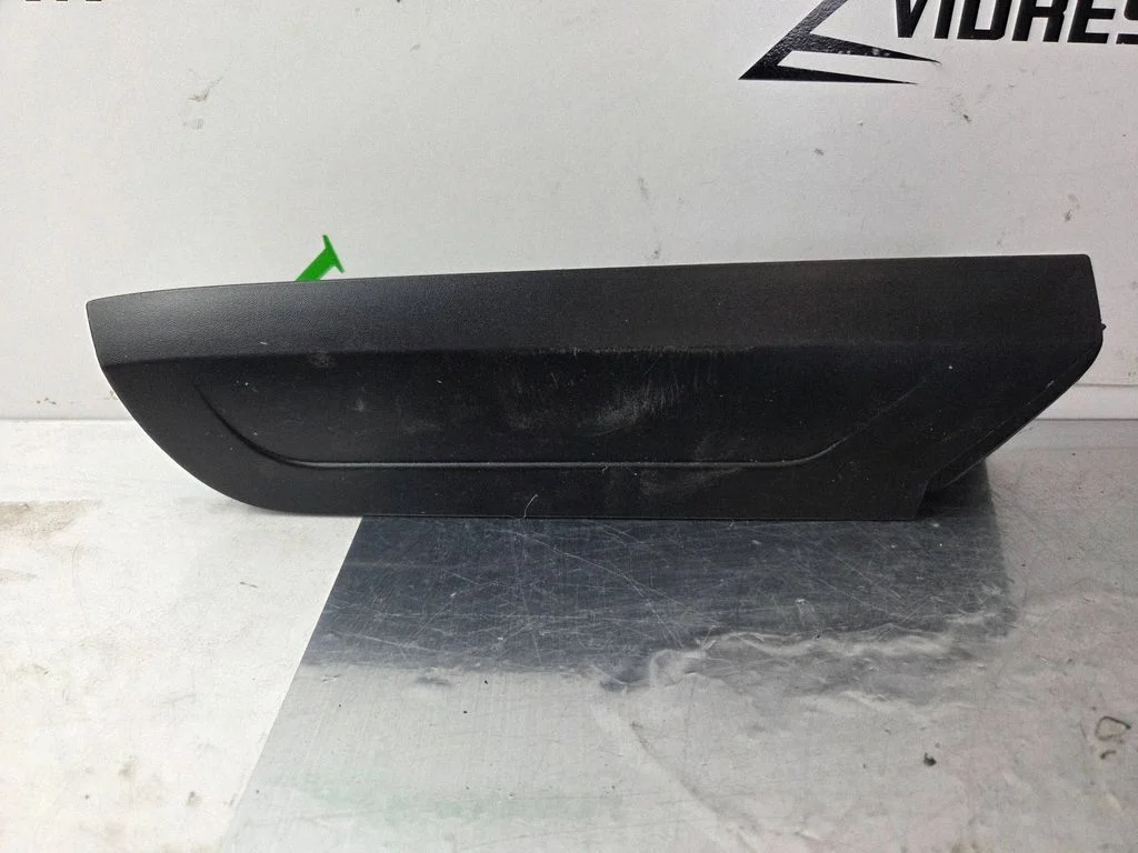 Rear/tail light trim molding DT1113477A