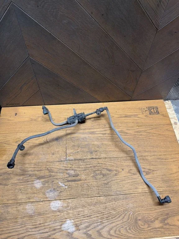 Fuel injector supply line/pipe